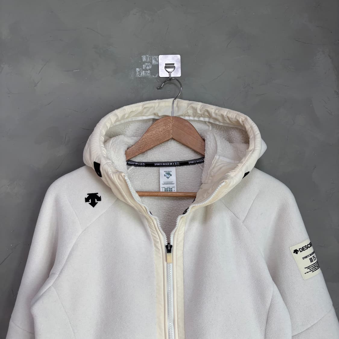 데상트 플리스 화이트 상품이미지2