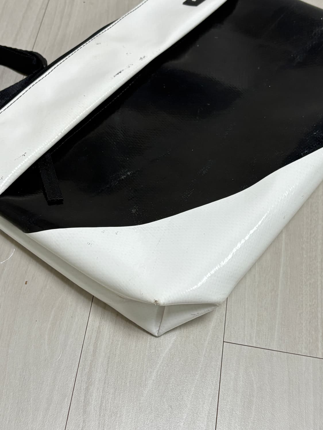 프라이탁 루 F553 LOU 블랙/화이트 상품이미지5