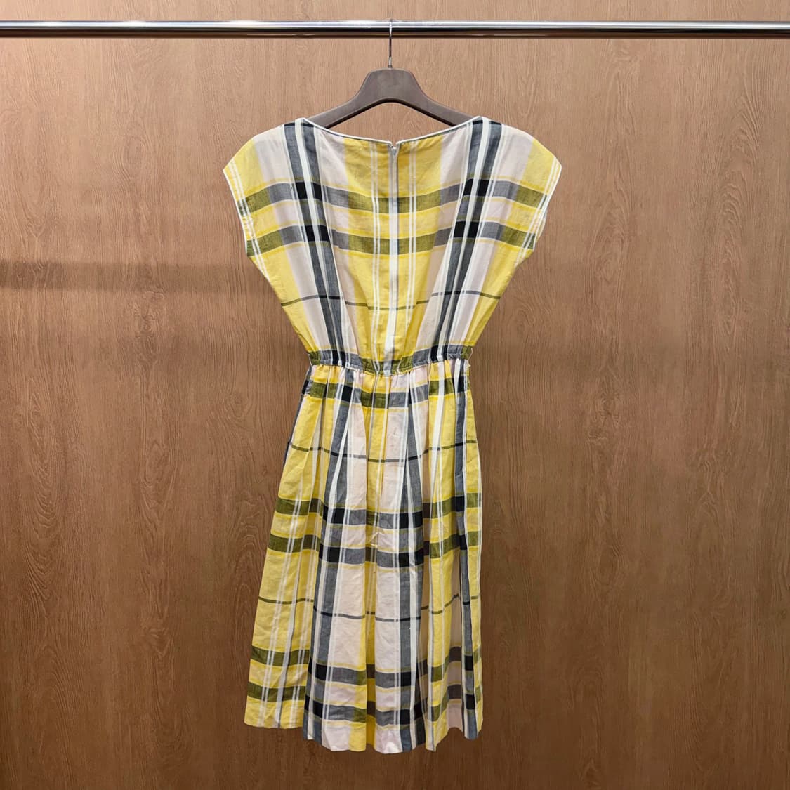 꾸레쥬 라운드넥 슬리브리스 원피스 체크 패턴 숄더 버튼 디테일 옐로우 상품이미지3