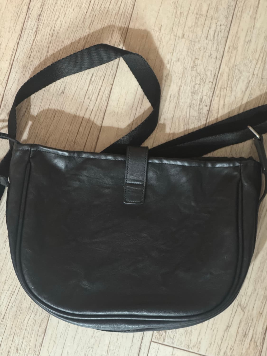 해칭룸 웨이비 레더백 상품이미지3