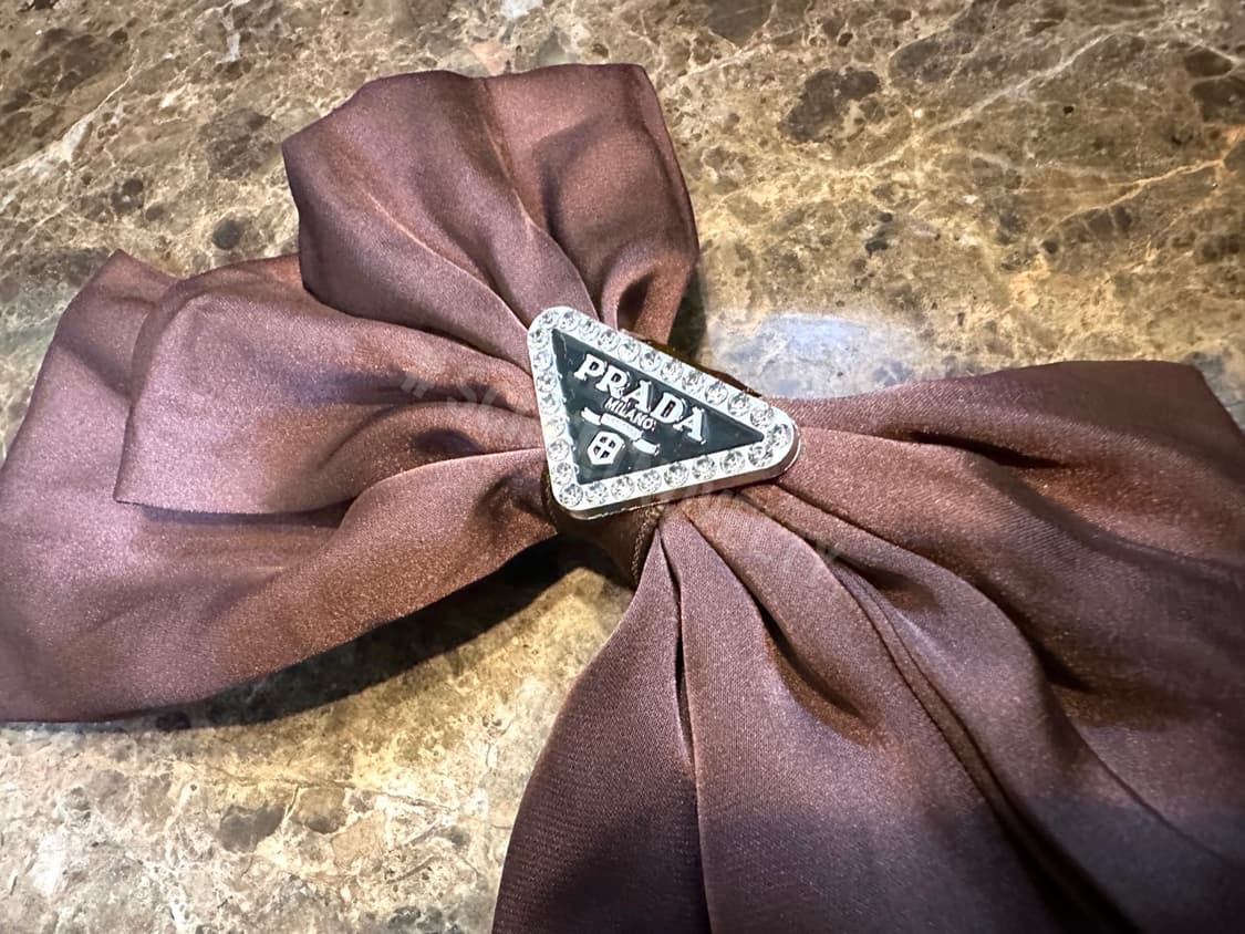 프라다 블랙로고  헤어핀 브라운 상품이미지2