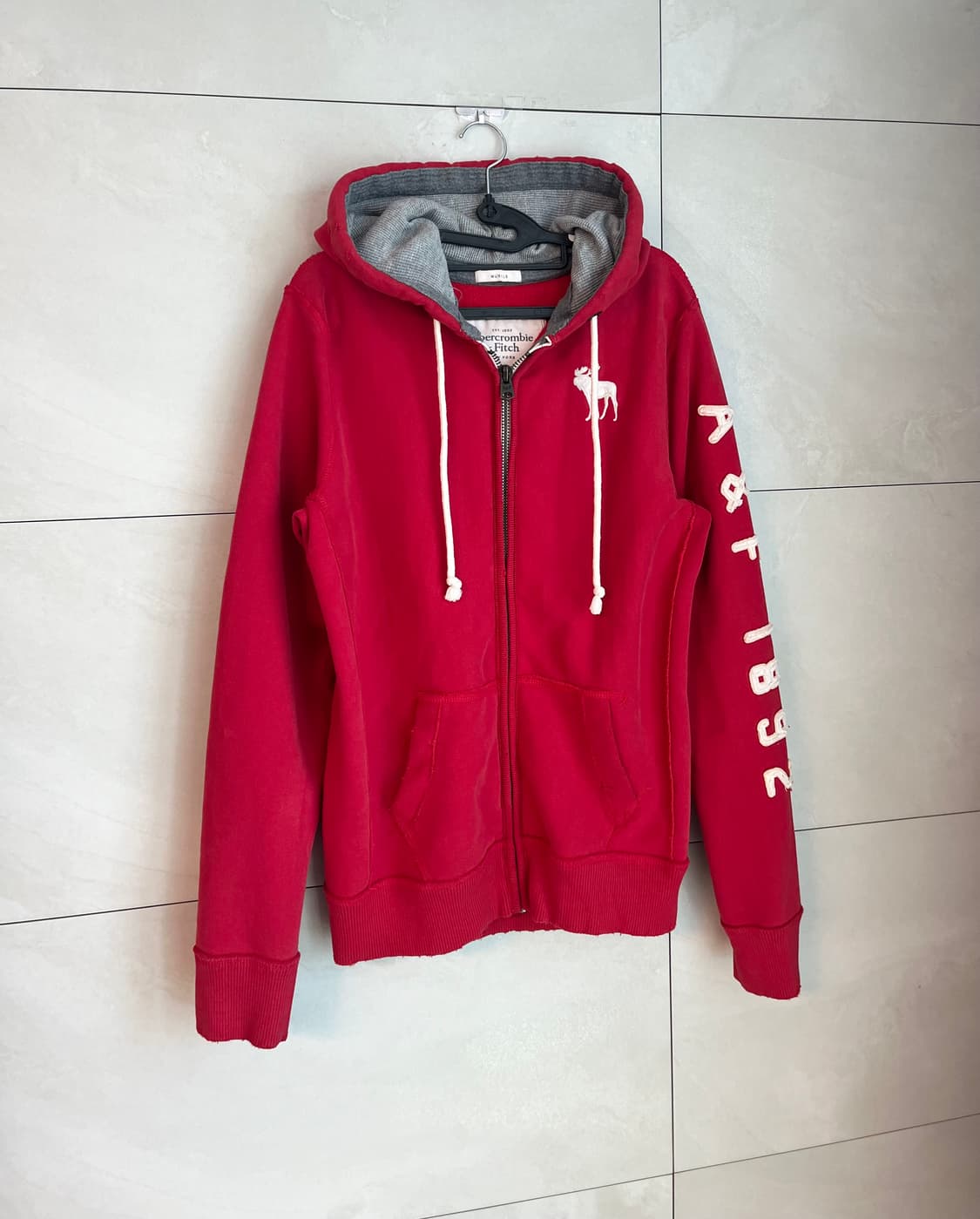 아베크롬비 스펠로고 화이트 순록 대장 후드집업 레드 [M]  상품이미지3