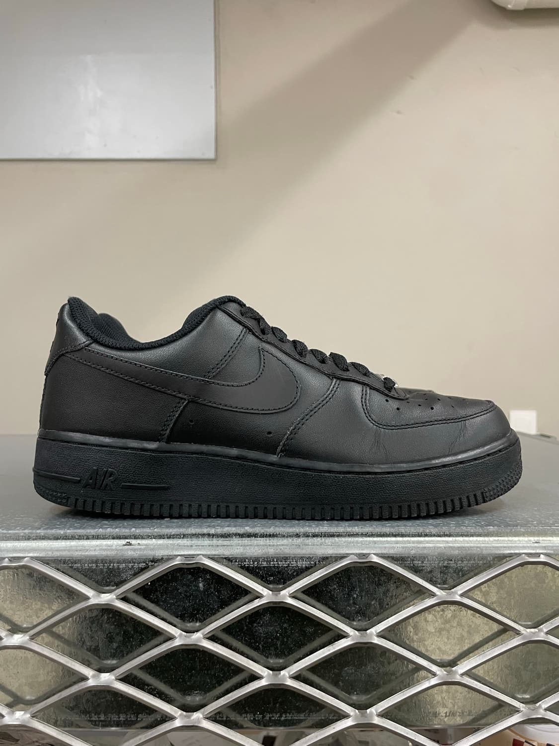 나이키 에어포스1 트리플 블랙 255 상품이미지4