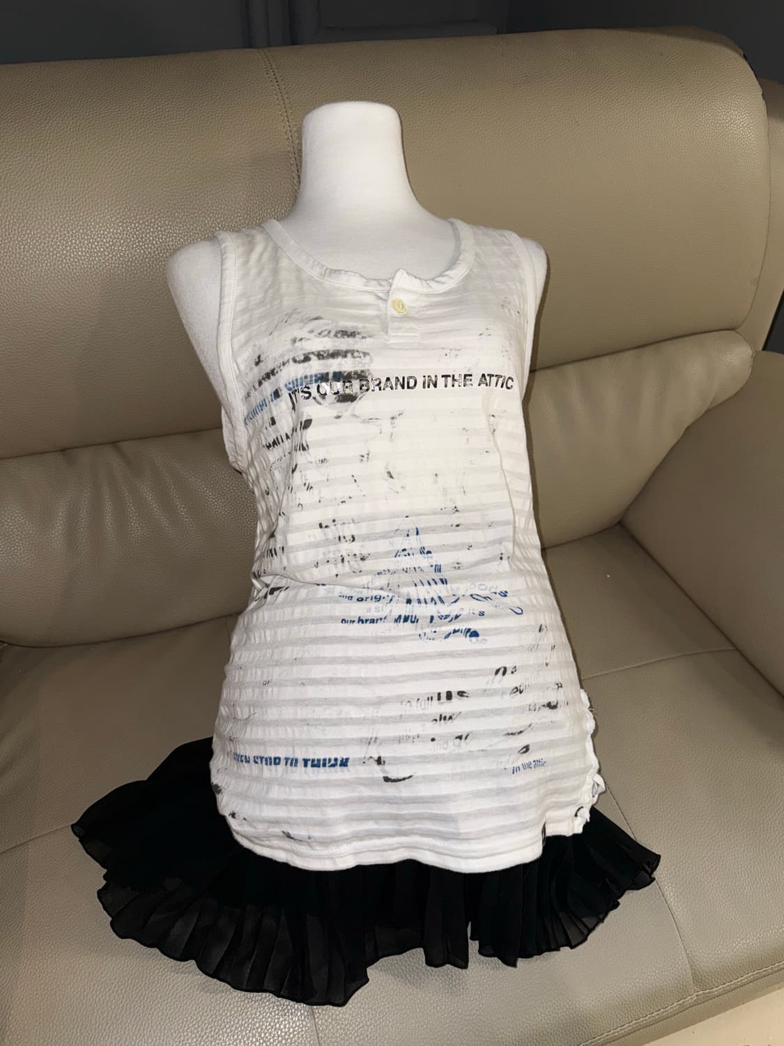 in the attic eyelet detail printing top 상품이미지2