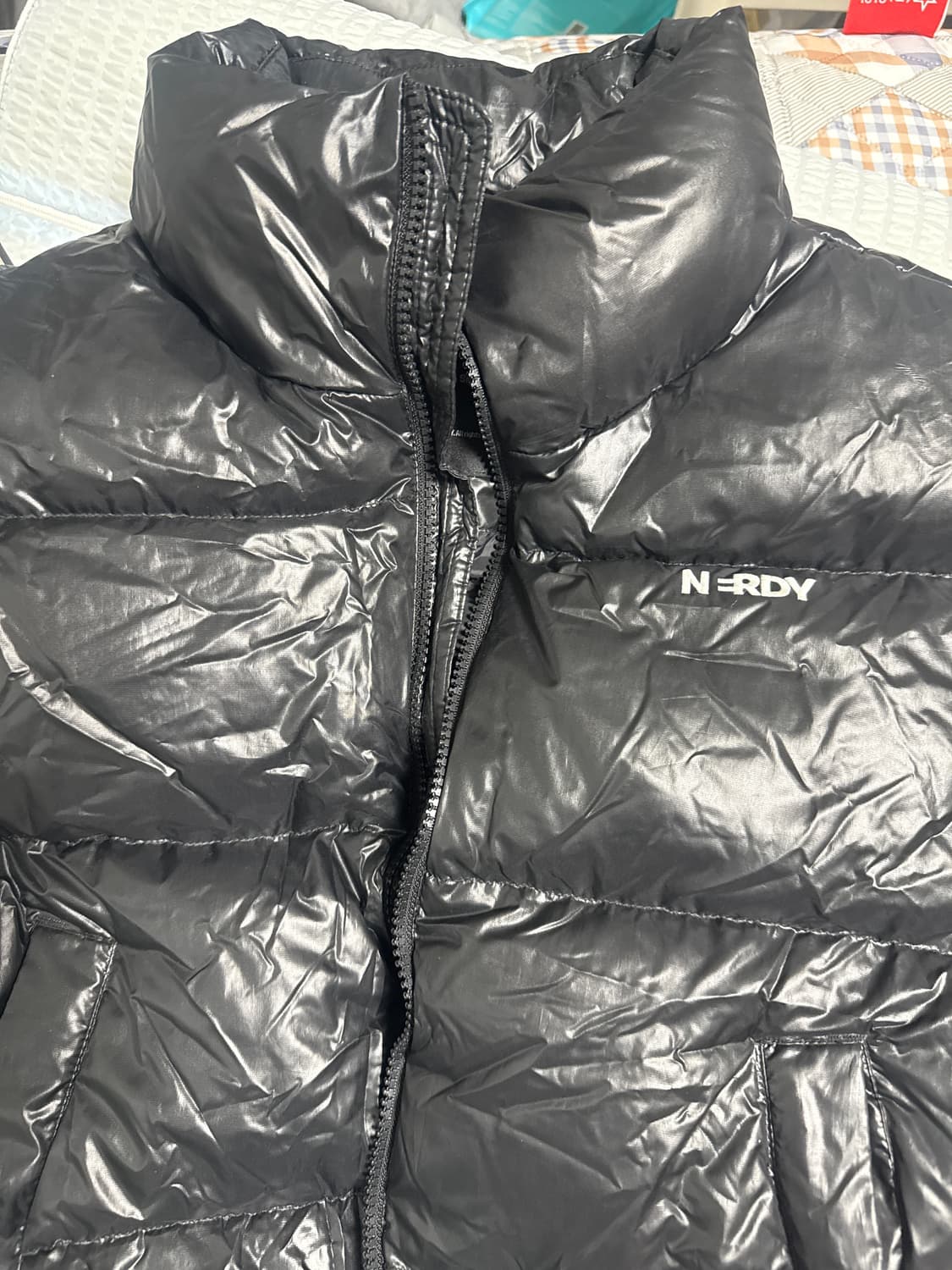 널디 우먼시 에센셜 글로시 다운 자켓 패딩 팝니다 상품이미지2