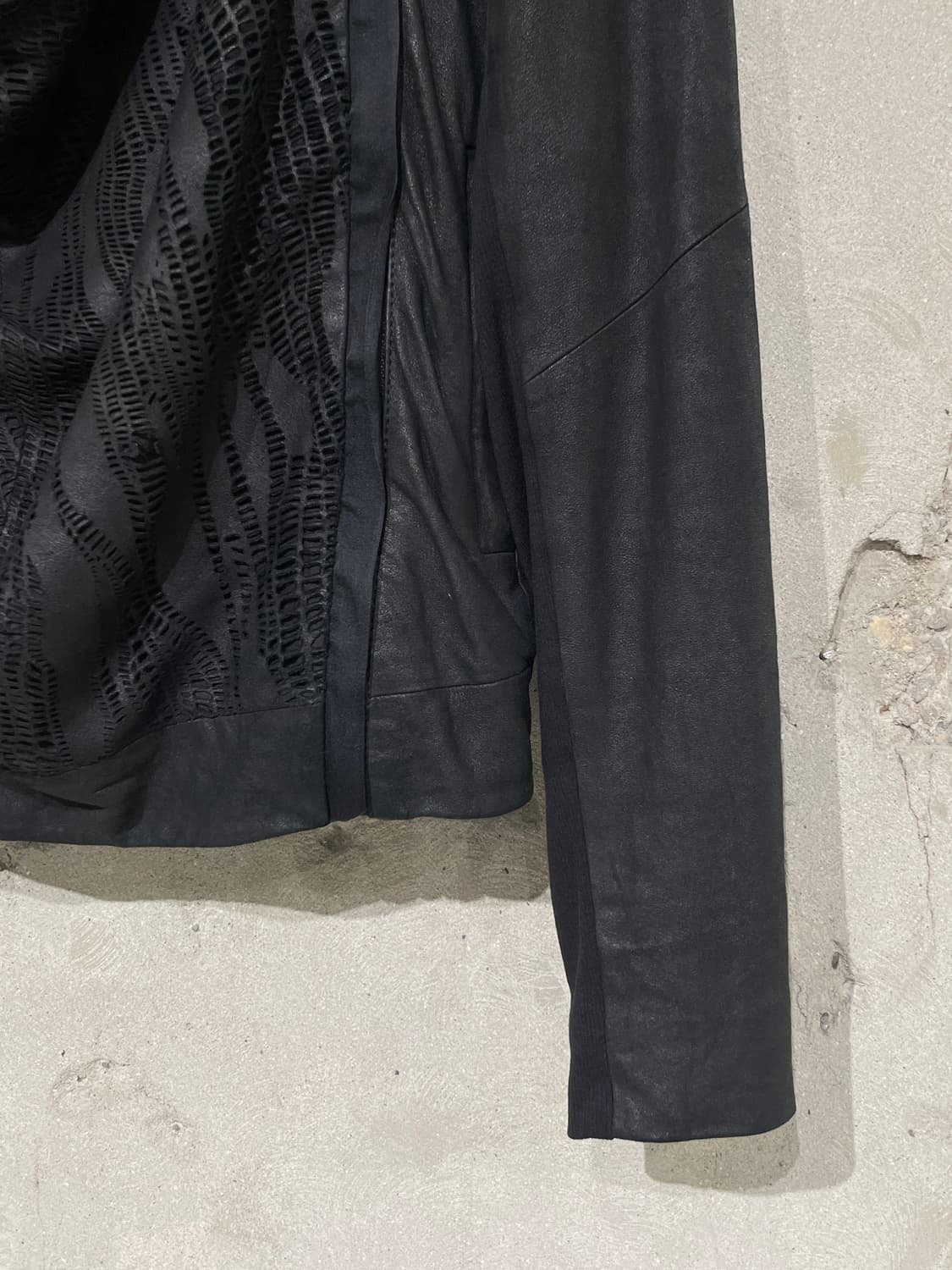 헬무트랭 블랙 드레이프 펀칭 레더 자켓 상품이미지5