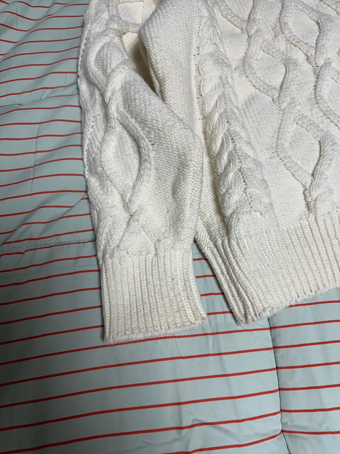 프렌다 TWISTED CREW NECK KNIT IVORY 상품이미지7