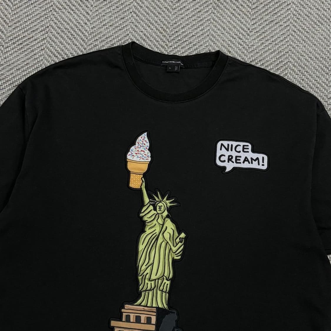 질스튜어트 뉴욕 안젤라힉스 자수 그래픽 티셔츠 v3090 상품이미지3