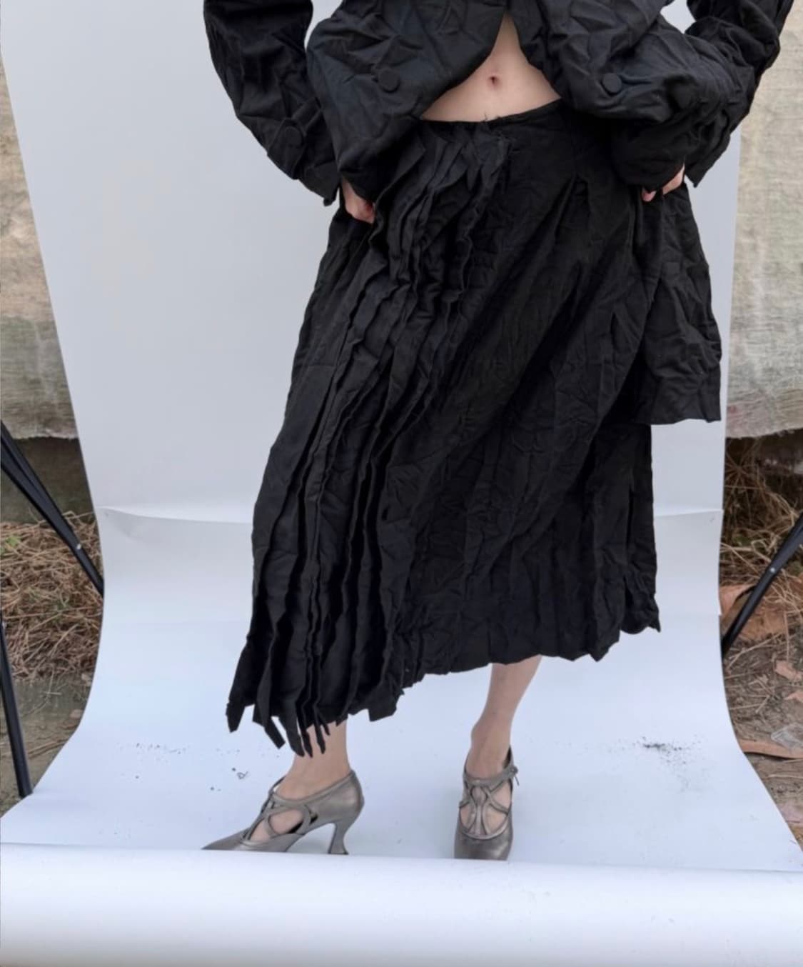 에옹쓰 Paper Wool Offbeat Pleats Skirt 블랙 상품이미지3