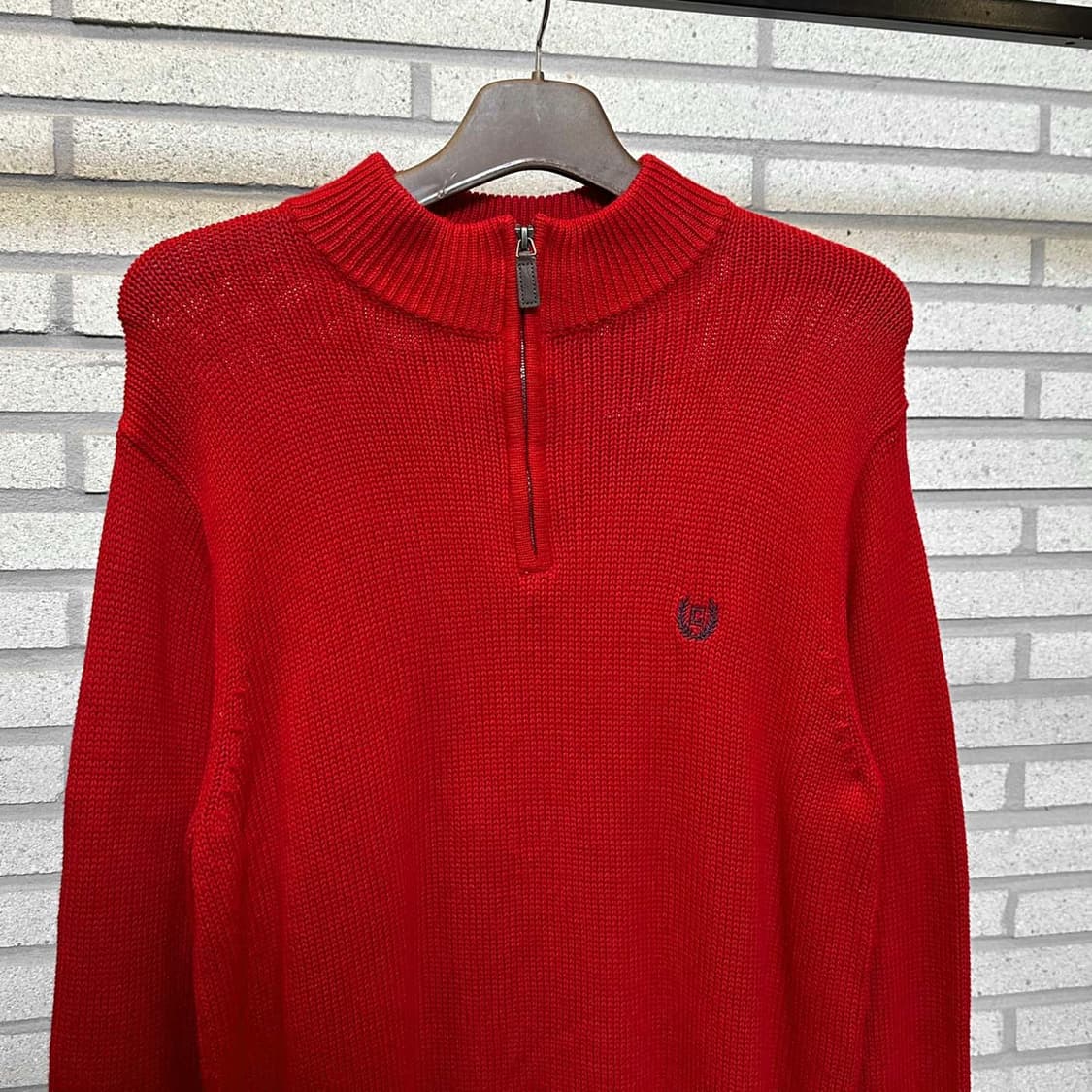 챕스 반집업 니트 하이넥 앞면 로고 디테일 레드 상품이미지4