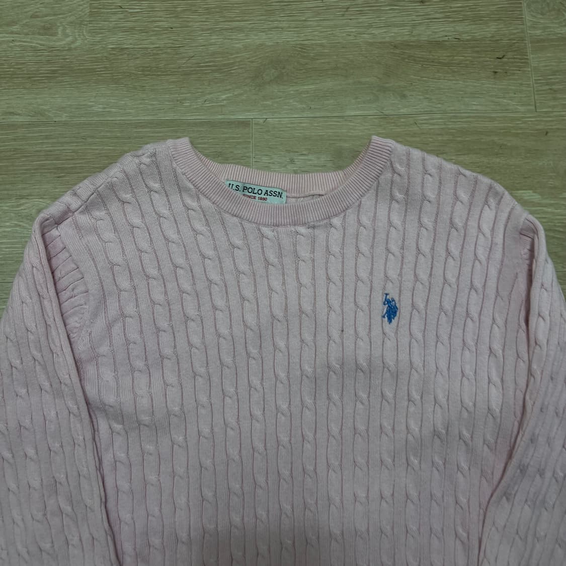 유에스 폴로 어신 여성 자수 로고 꽈배기 케이블니트 [핑크] M/95 상품이미지2