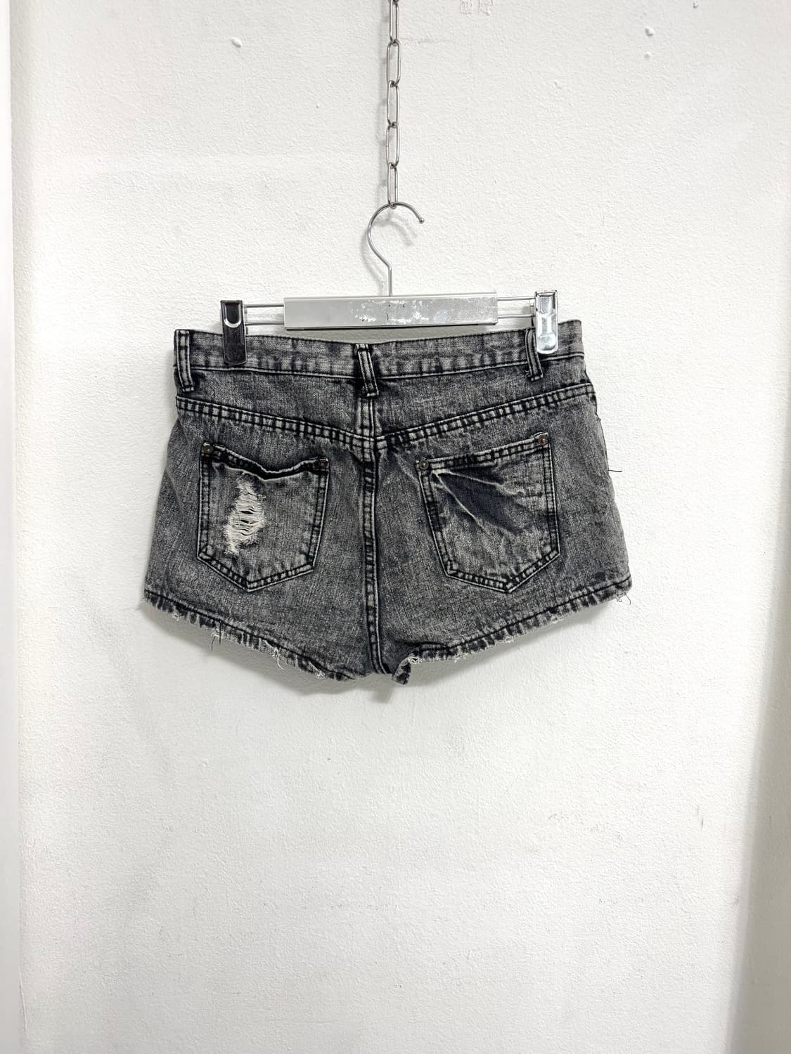 Gray distressed denim shorts 상품이미지3