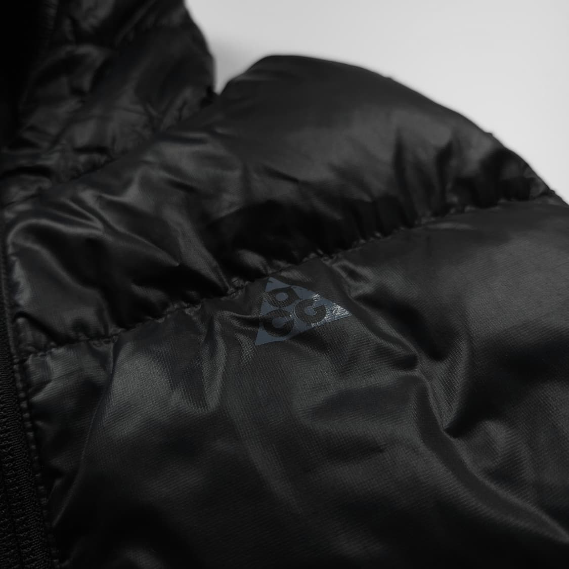 나이키 acg 우먼스 글로시 블랙 경량 다운 베스트 상품이미지3