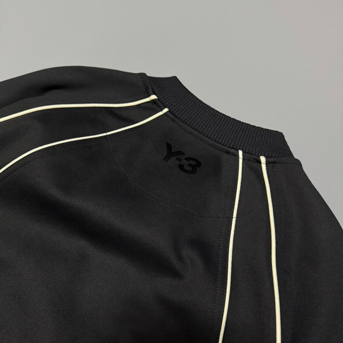 Y-3 (23aw) 블랙 파이핑 트랙라인 나일론 코튼 쇼트 블루종 자켓 상품이미지5