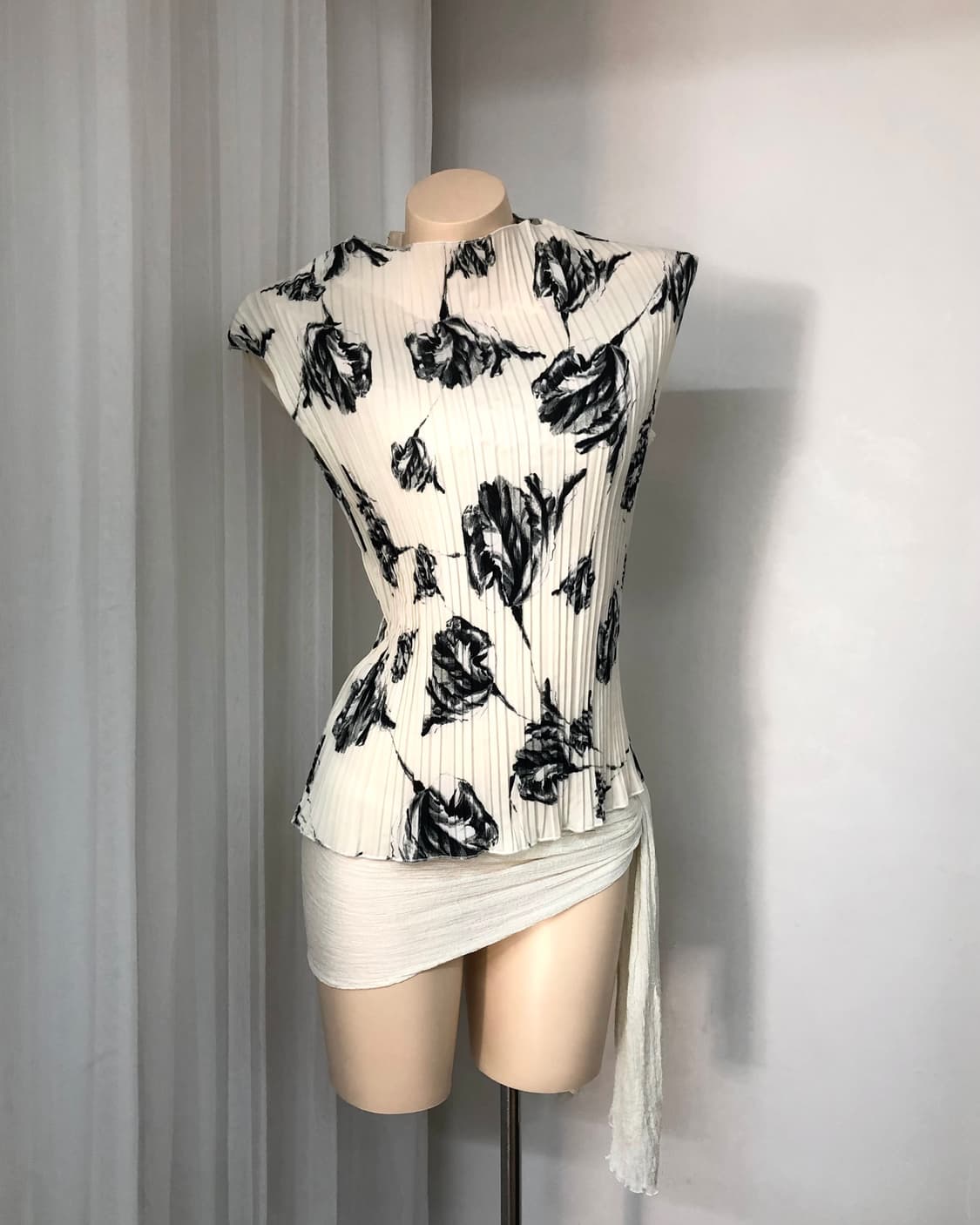 black rose pattern pleated sleeveless 상품이미지1