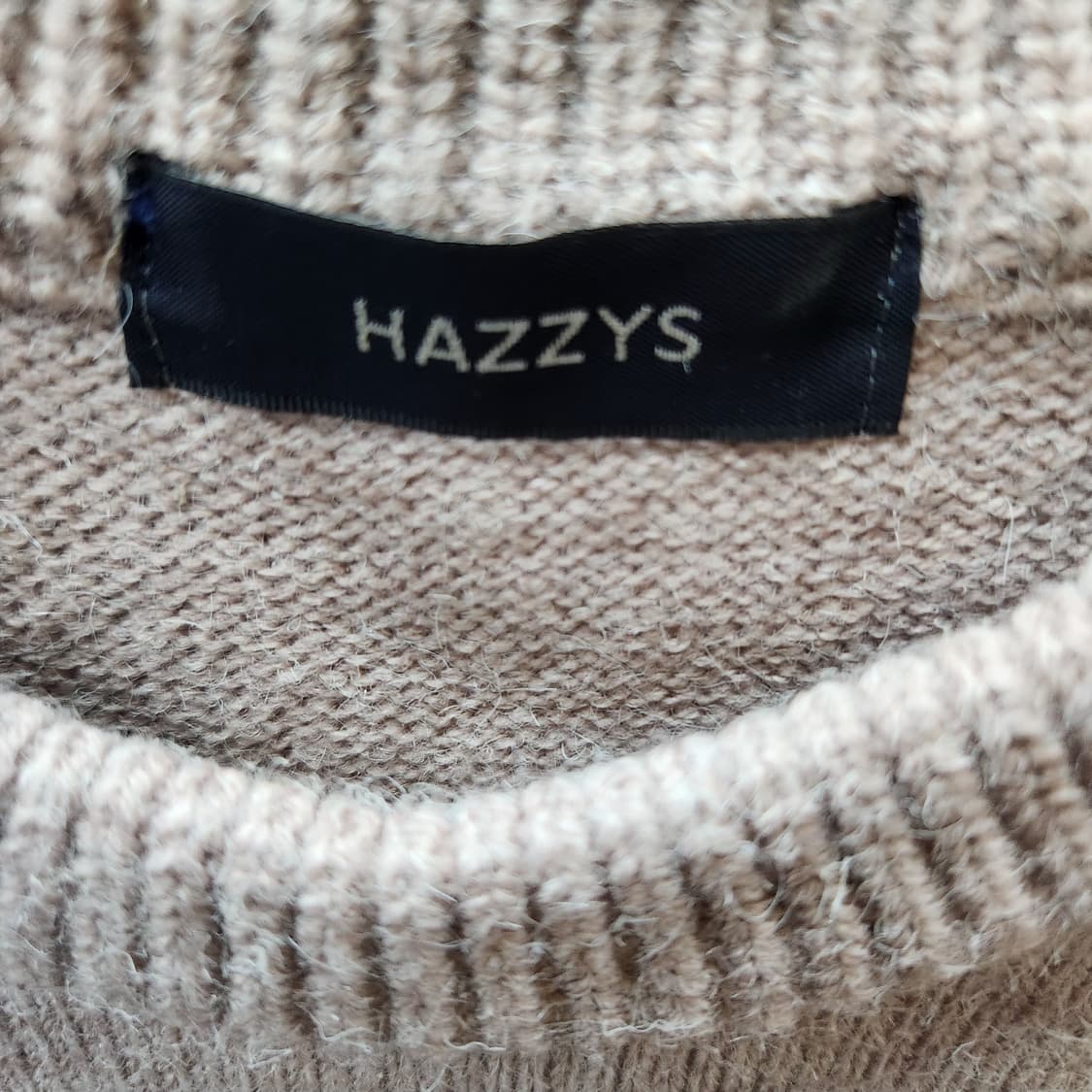 헤지스 로고자수 니트 L 상품이미지4