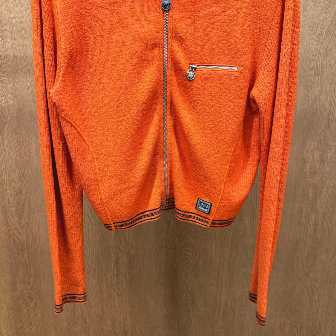 베르사체 니트 집업 가디건 지퍼 포켓 로고 탭 디테일 레귤러핏 오렌지 상품이미지5