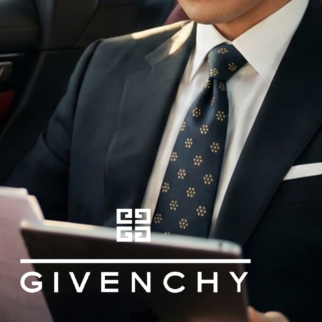 지방시 실크 네이비 자카드 패턴 넥타이 9.9cm A~B등급 E822
 상품이미지1