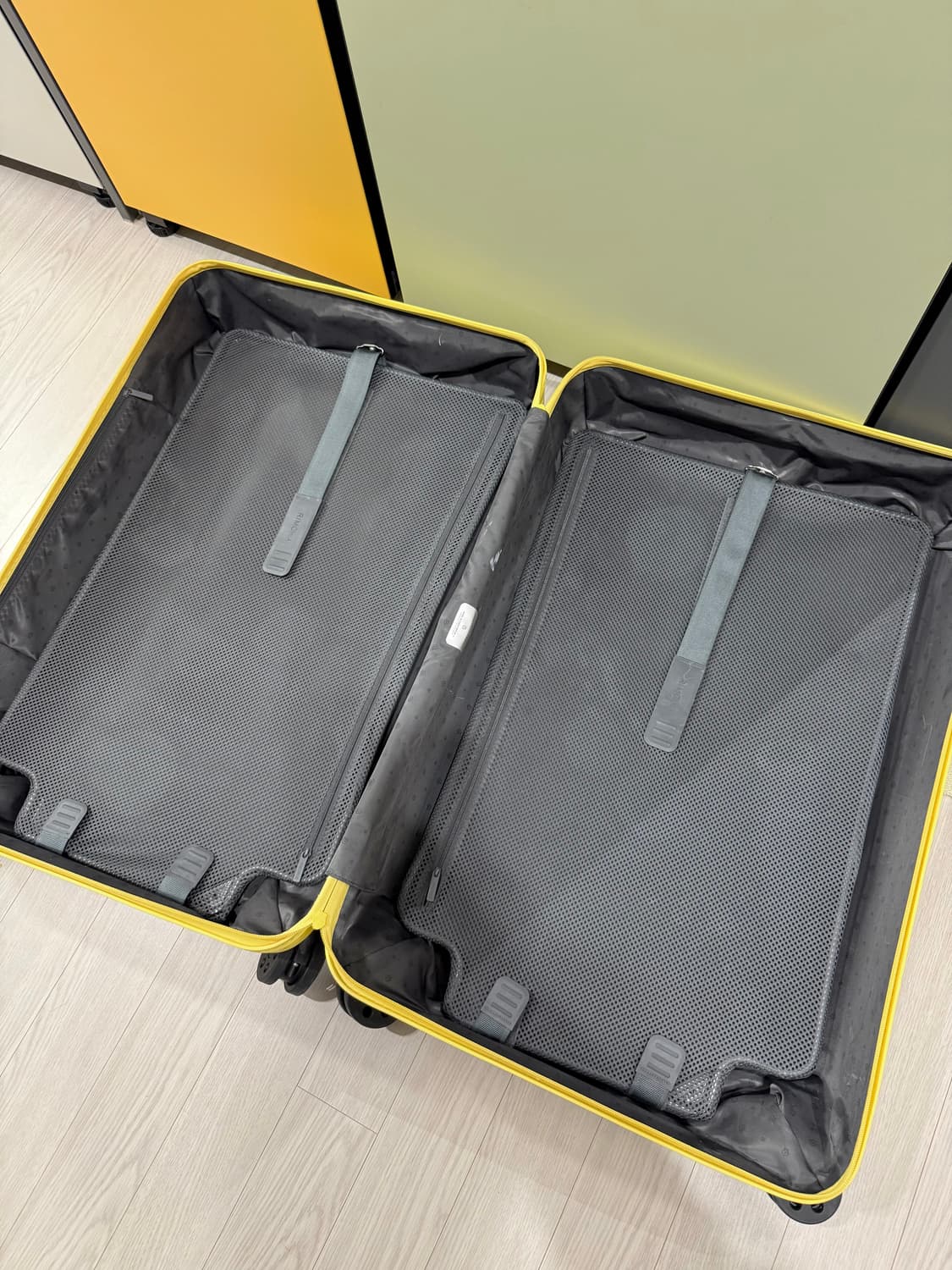 리모와 에센셜 옐로 체크인L 상품이미지5