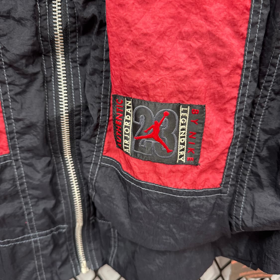 나이키 X 에어조던 윈드브레이커 후면 레터링 로고 포인트 레드 블랙 상품이미지5