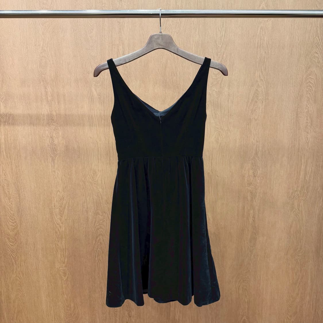 버버리 블루 라벨 브이넥 벨벳 슬리브리스 원피스 플레어 라인 디테일 블랙 상품이미지3