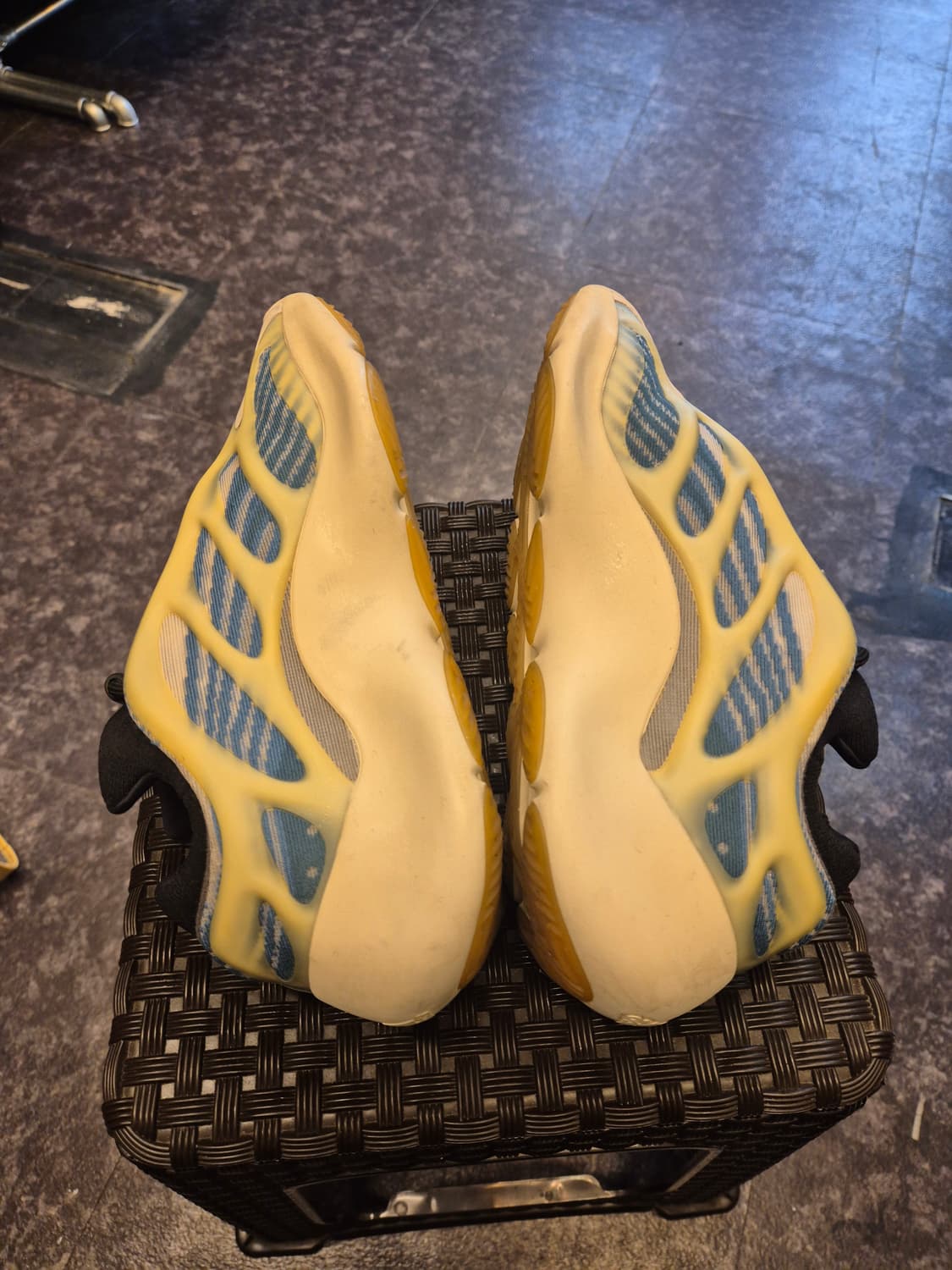 아디다스 이지 700 V3 '카이아나이트 (남여공용) 상품이미지6