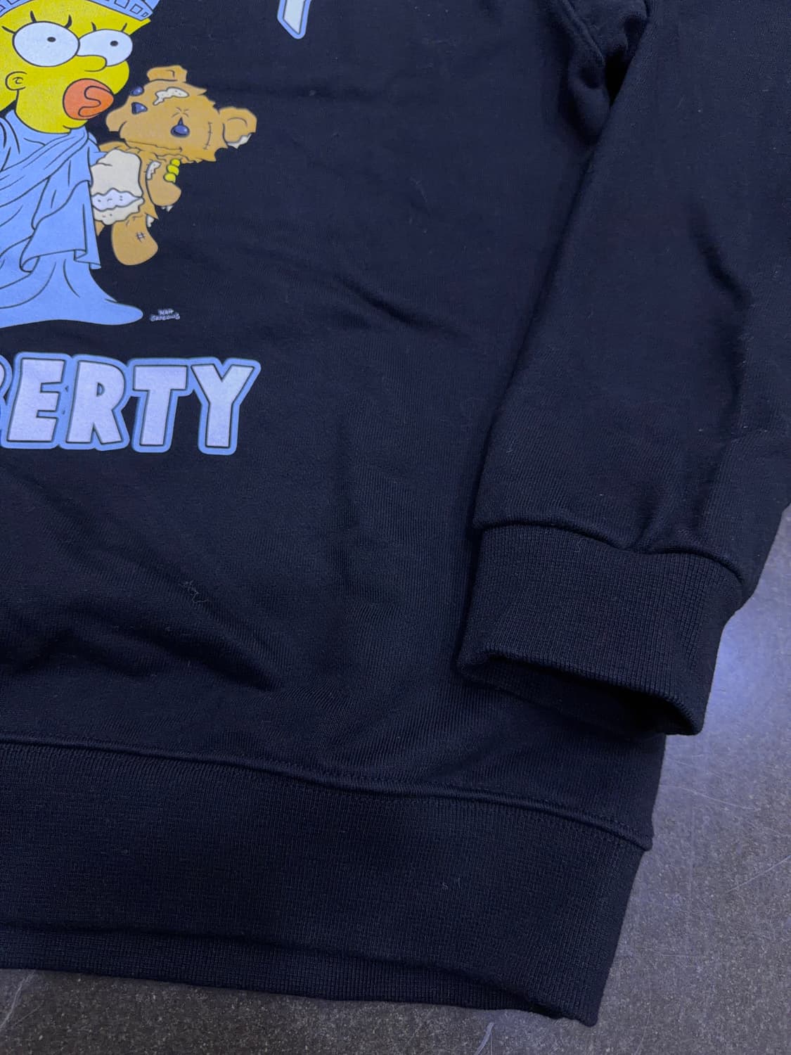 아크메드라비 x 심슨 가족 매기 오브 리버티 맨투맨 블랙 1 상품이미지4