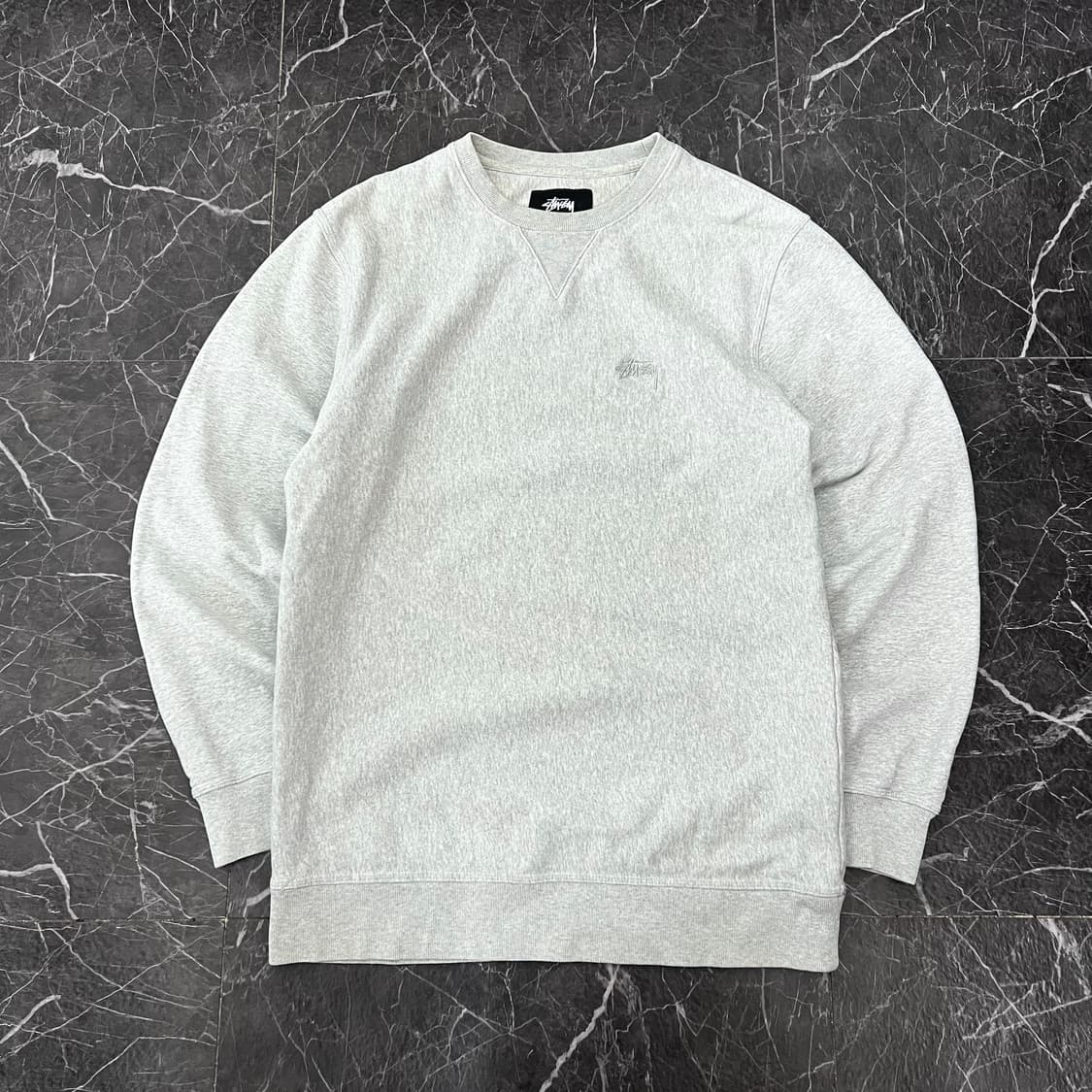 스투시 베이직 스몰로고 스웻 맨투맨 그레이 상품이미지1