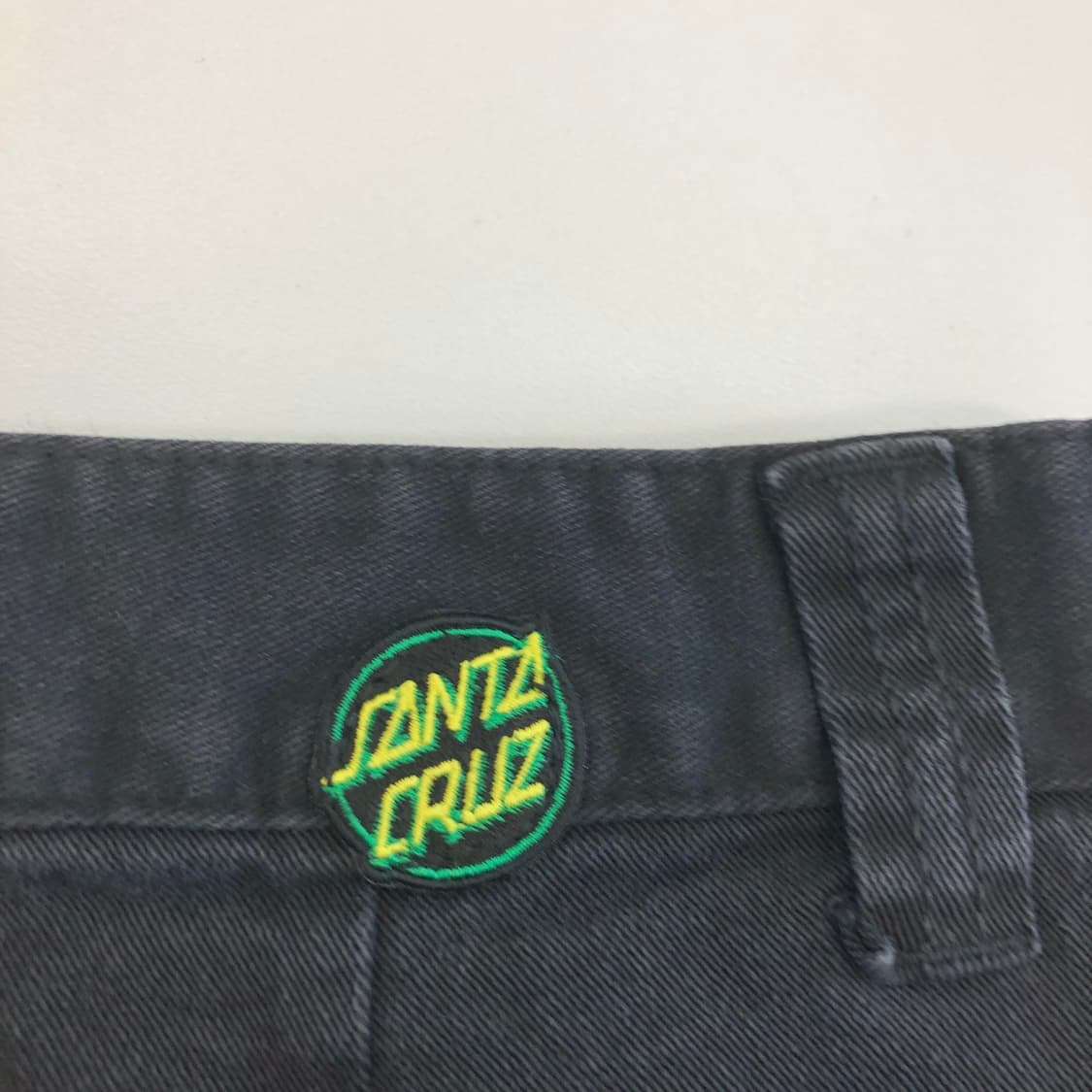산타크루즈 자수 네온로고 흑청 데님쇼츠 33-34 인치 상품이미지4