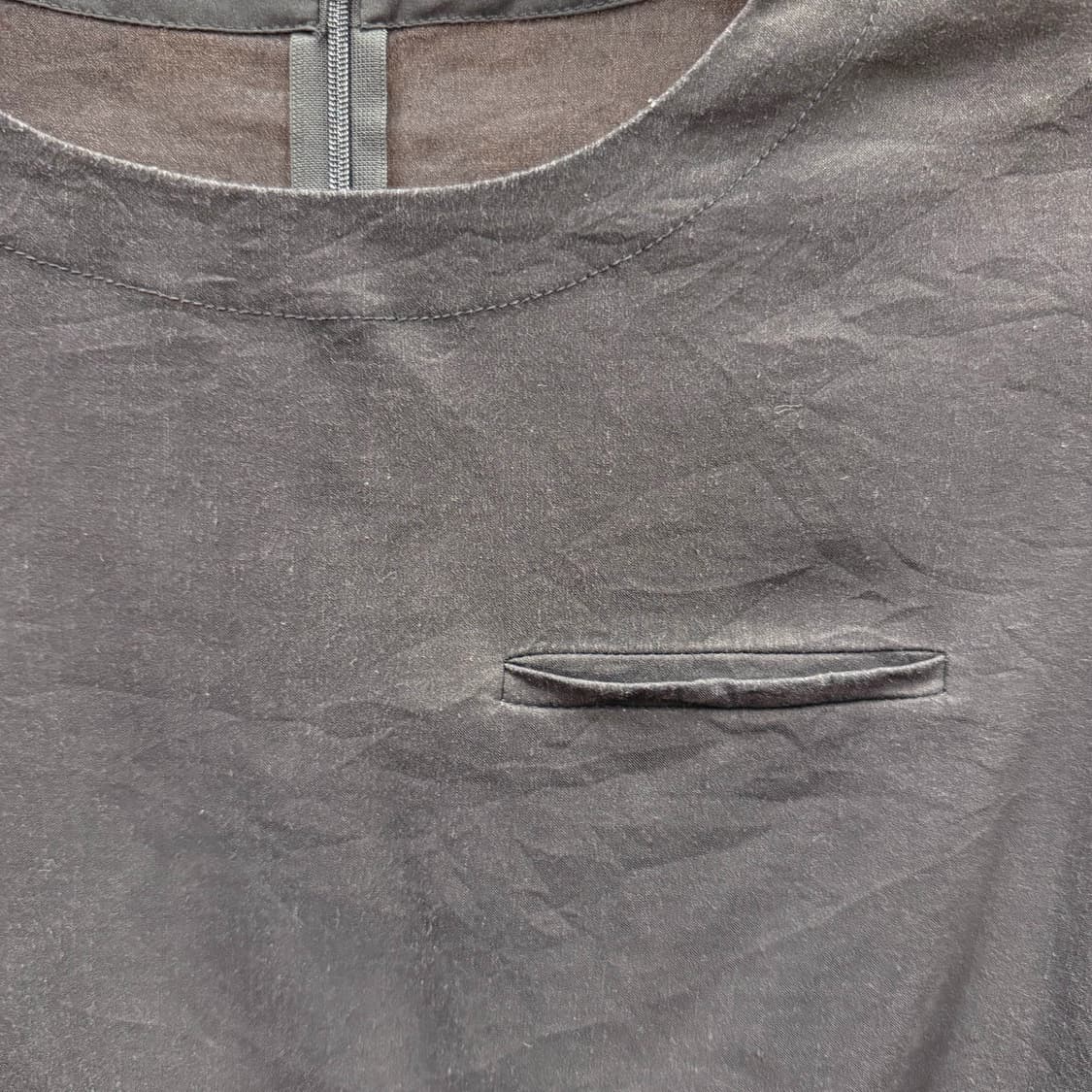 띠어리 럭스 반팔 블라우스 백 지퍼 미니 포켓 디테일 블랙 상품이미지6