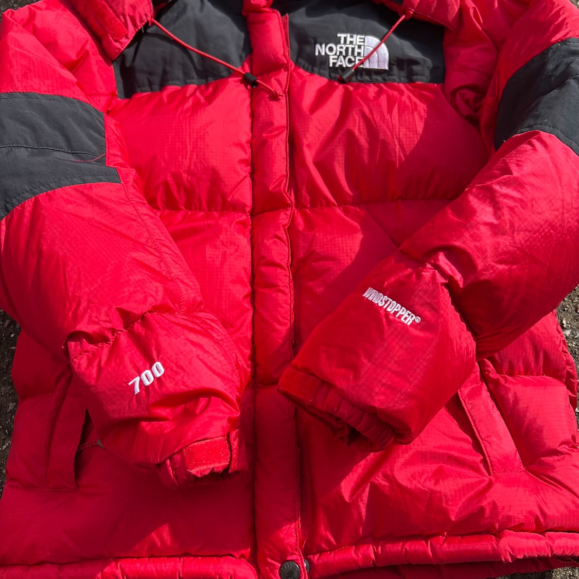 쨍한 레드 색감의 노스페이스 눕시 700 패딩 상품이미지3