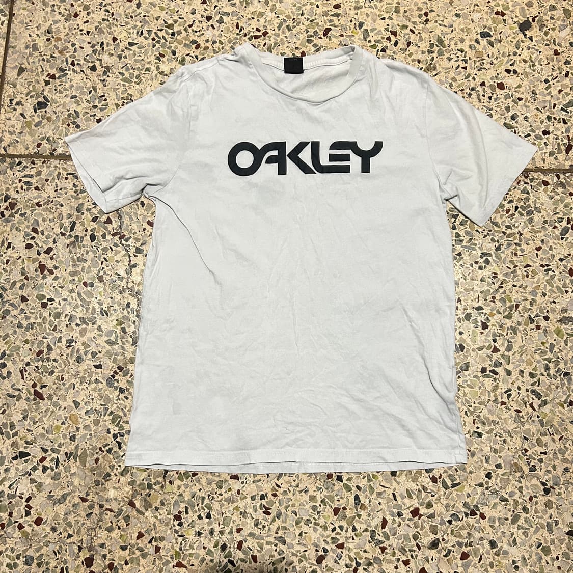 오클리(OAKLEY) 스펠로고 반팔 티셔츠 상품이미지1