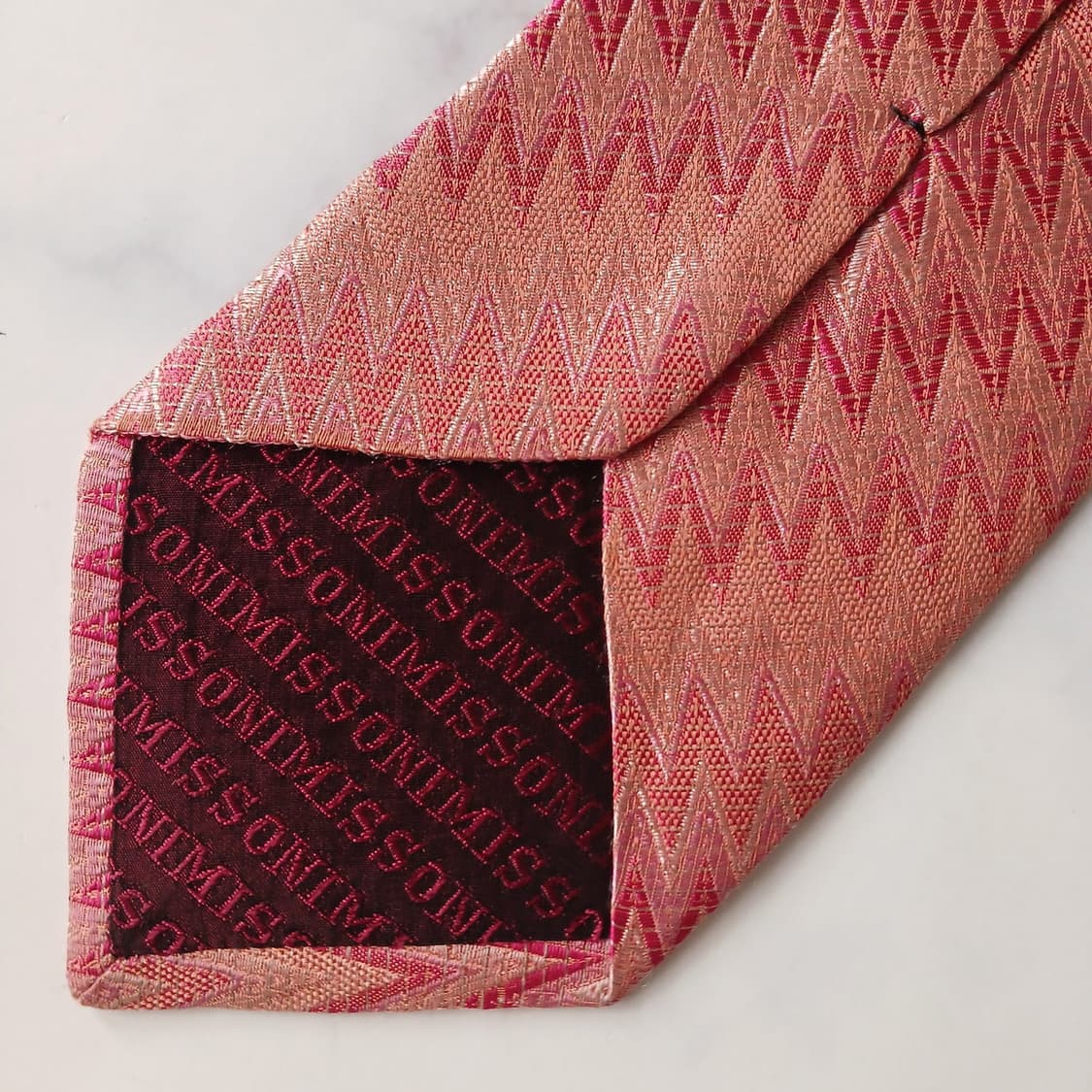 미쏘니 실크 핑크 지그재그 패턴 넥타이 9.7cm A+~A등급 E926
 상품이미지7