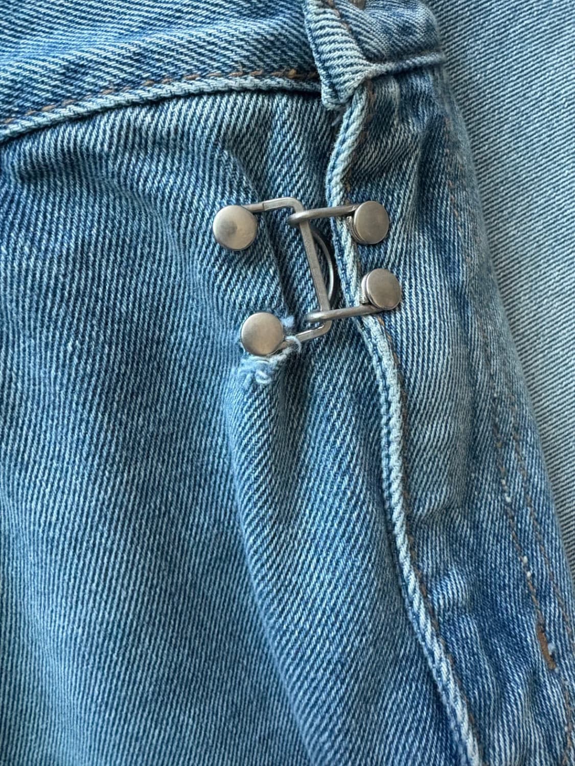 (02) 카락터 버클 릴랙스드 데님 팬츠 워시드 블루 상품이미지3