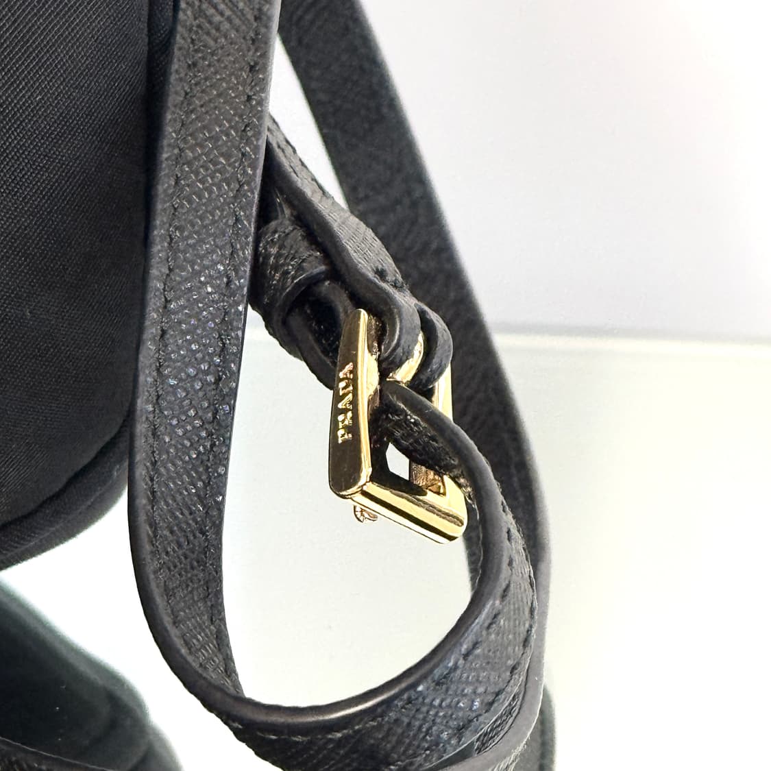 [정품] 프라다 복조리 버킷백 블랙 골드 상품이미지8