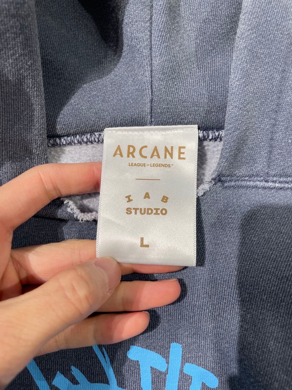 아이앱 스튜디오 x 아케인 네이비 블루 징크스 후디 상품이미지7