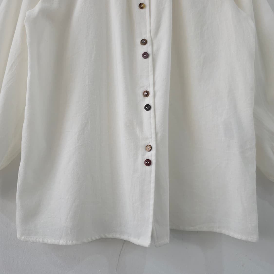 내추럴 아이보리 프릴넥 코튼 블라우스 상품이미지4