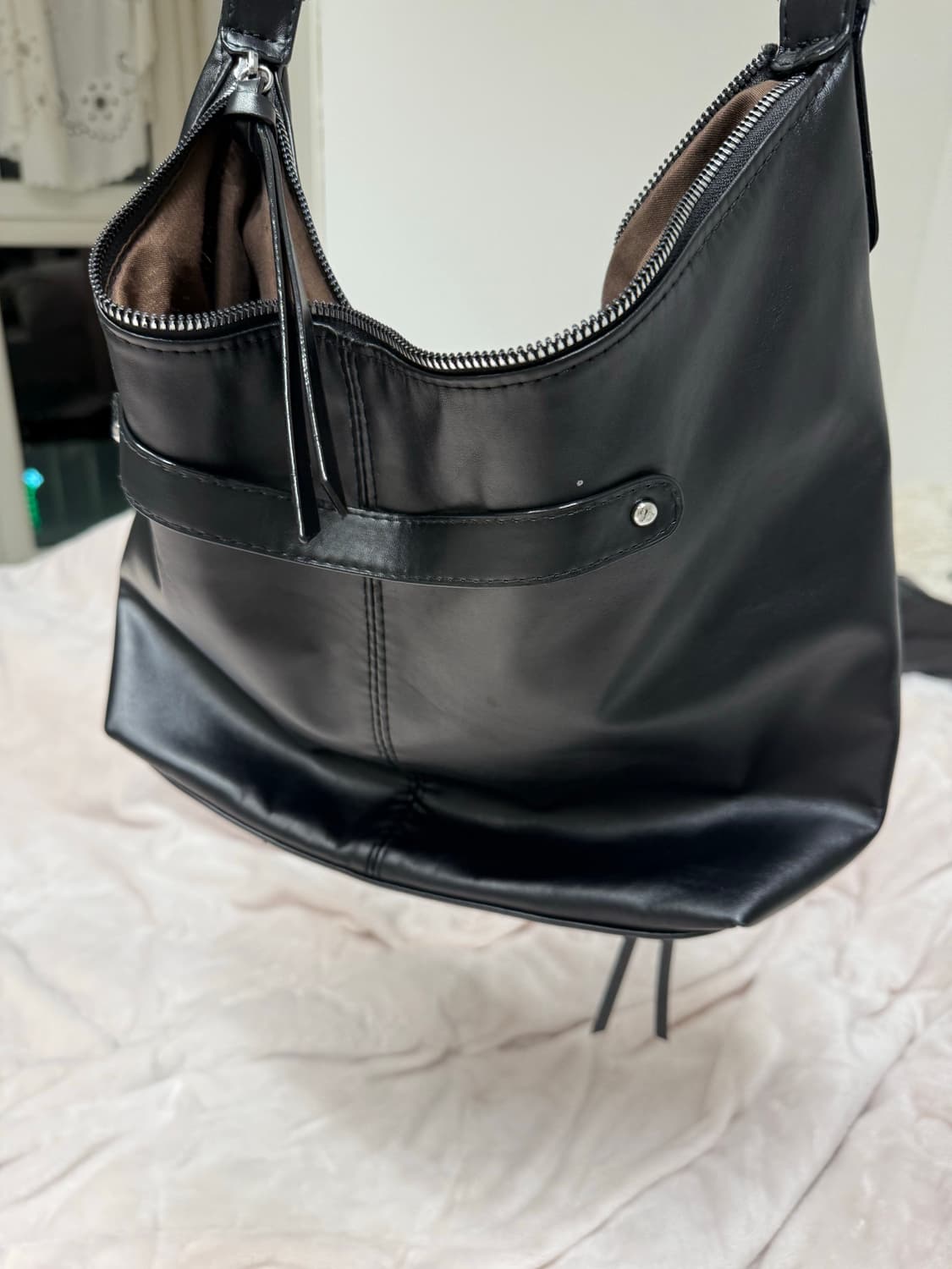 벨벳하우스 블랙 레더 숄더백 상품이미지4