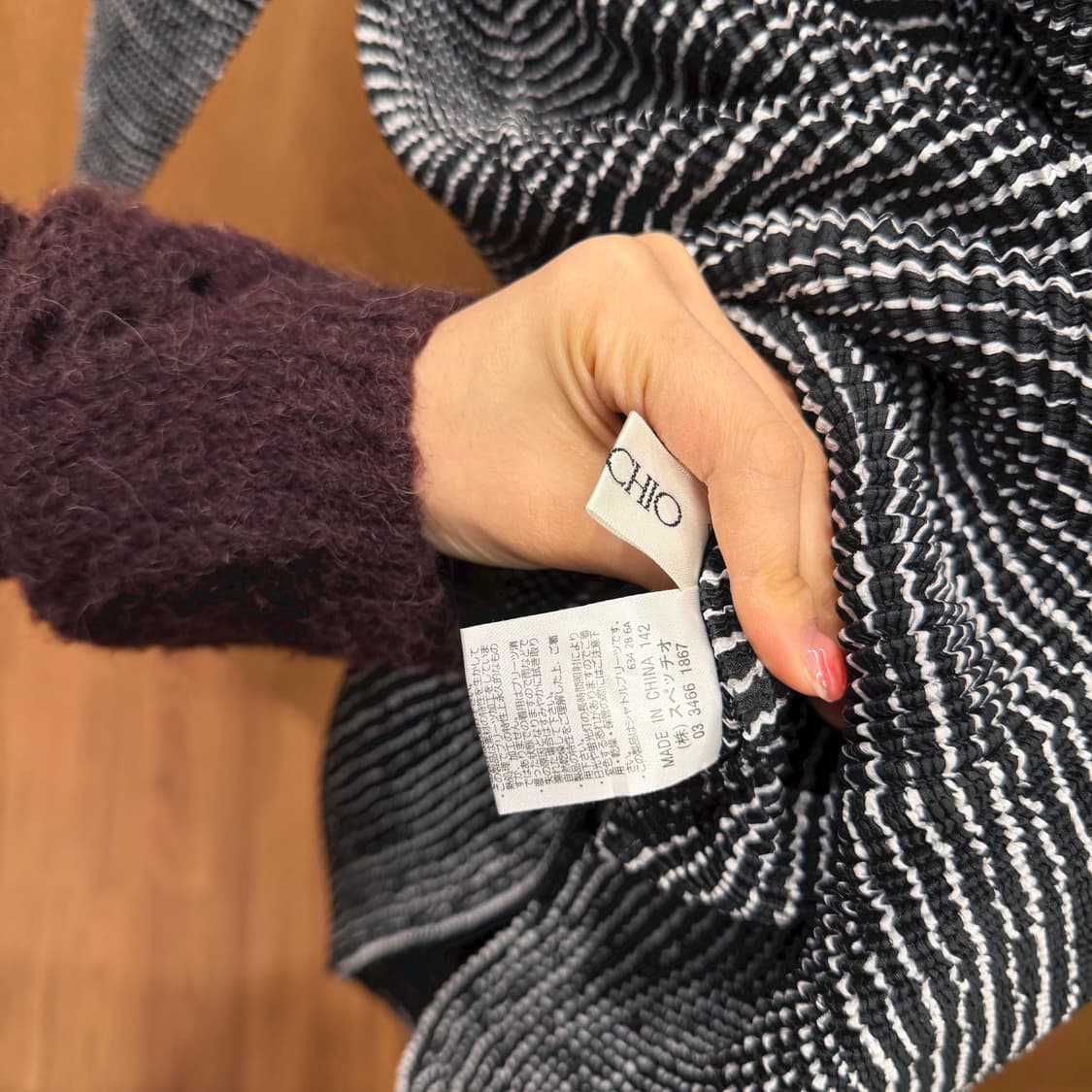 스피치오 플리츠 롱 원피스 스트라이프 패턴 라운드넥 디테일 루즈핏 블랙 상품이미지7