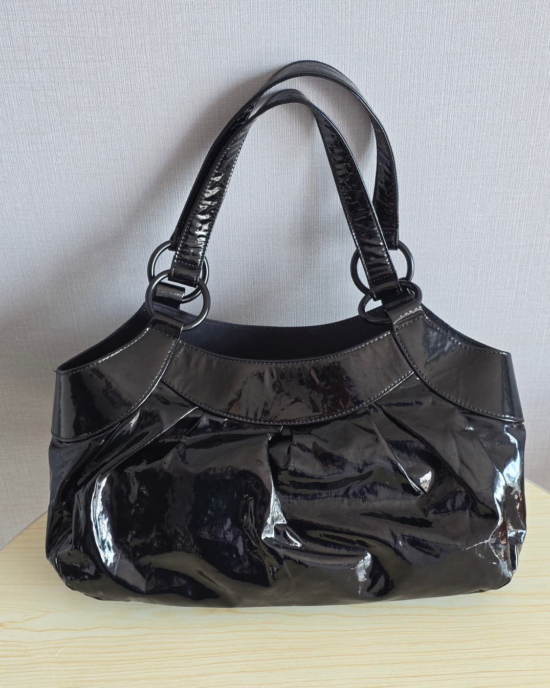 Agnes B 아네스베 블랙 에나멜 토트백 상품이미지3