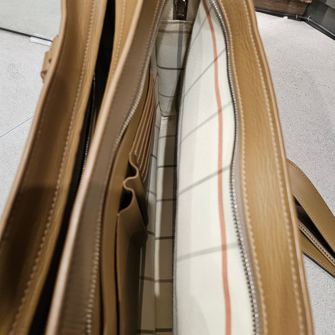 로로피아나 베이지 카프스킨 모던 클래식 백 상품이미지8