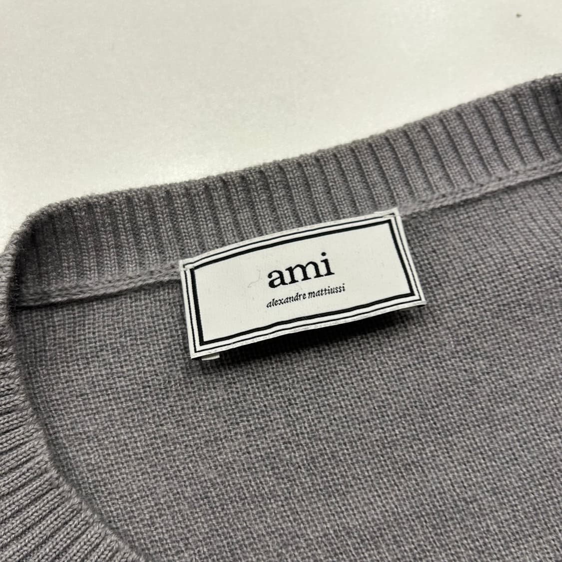 [XL] AMI 아미 패치 로고 니트 스웨터 그레이 A297 상품이미지5