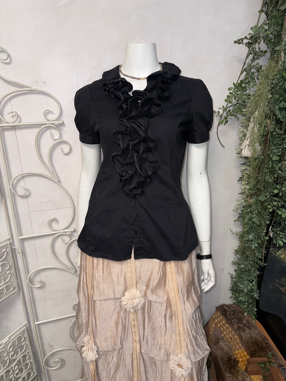 Black ruffle collar half button blouse 상품이미지1