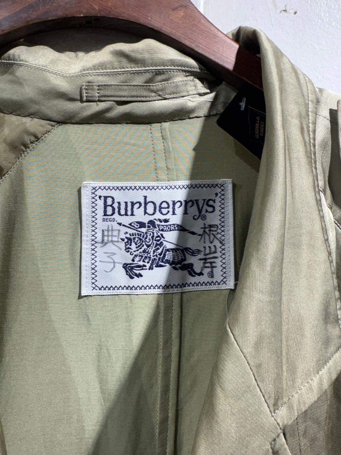 Burberry khaki glossy trench coat 상품이미지3