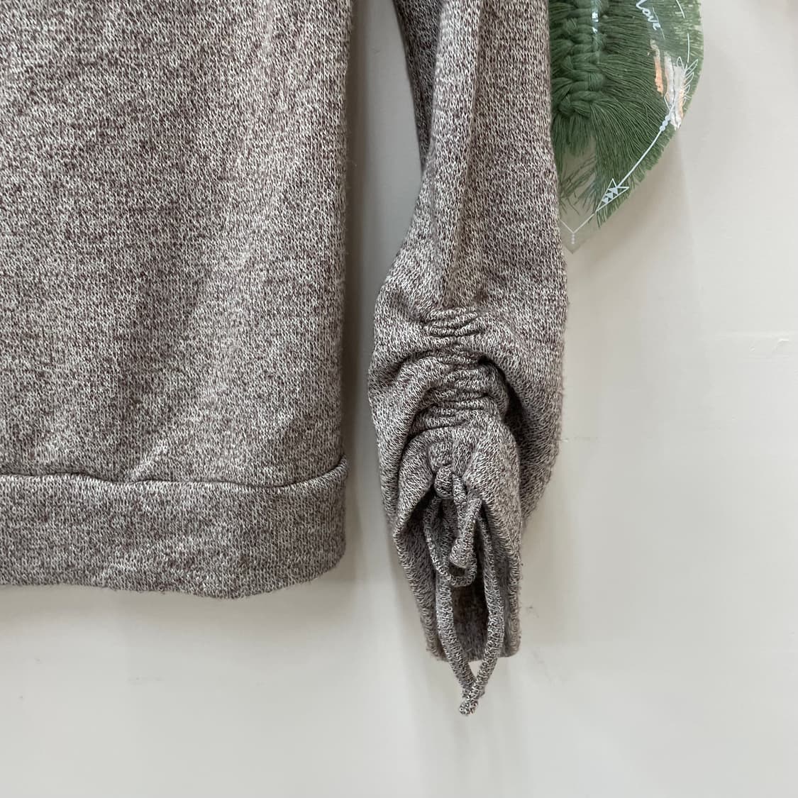 브라운 브이넥 소매 아일릿 셔링 긴팔 니트 상품이미지2