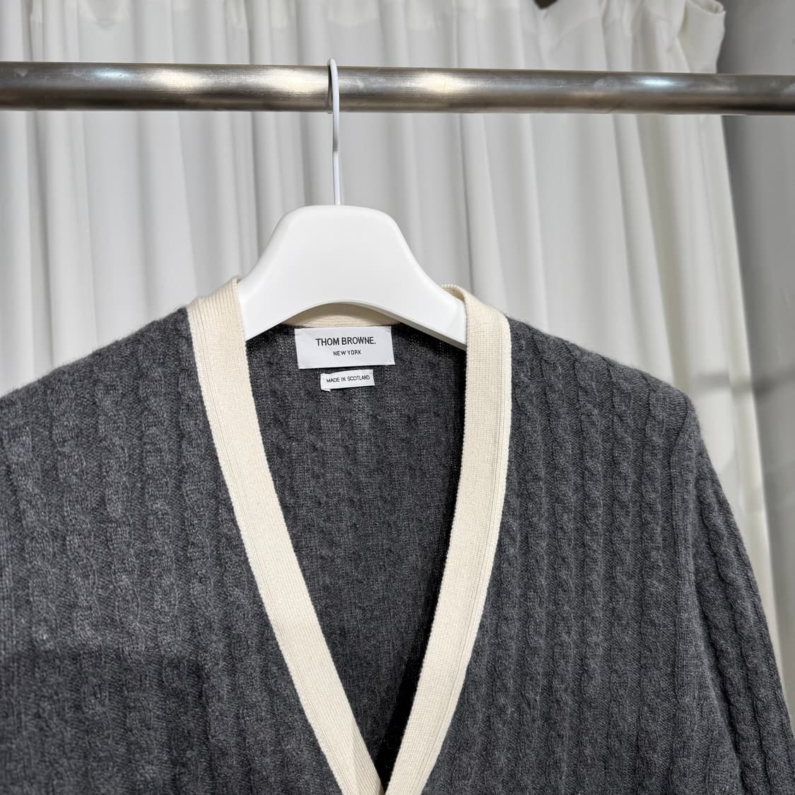 [정품] 톰브라운 캐시미어 사선 브이넥 가디건 25년식 (4사이즈) 상품이미지3