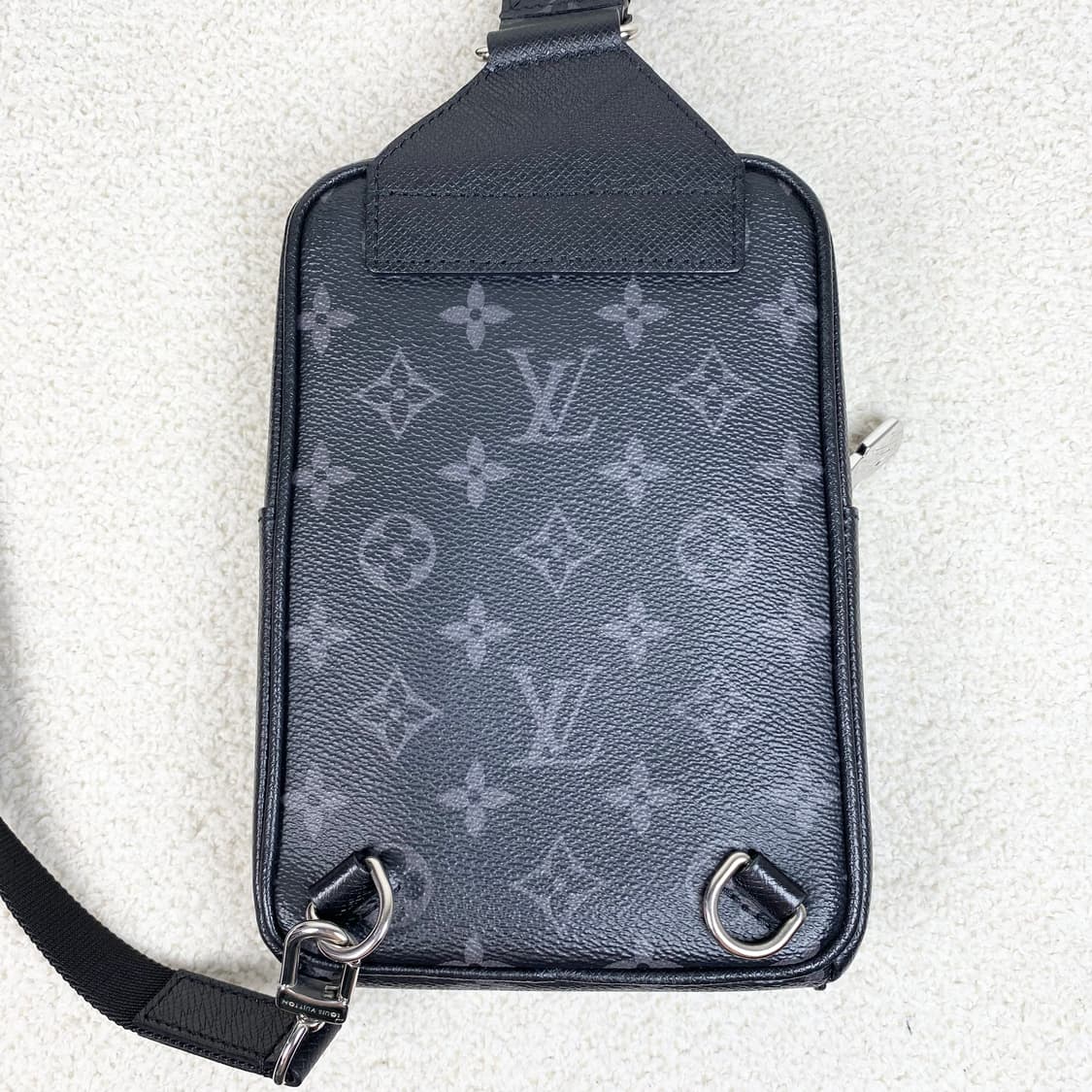 루이비통 크로스백 아웃도어 슬링백 상품이미지2