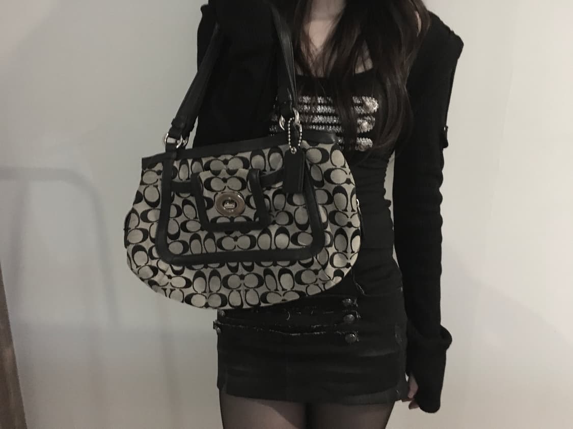 Coach Signature Shoulder Bag 상품이미지4