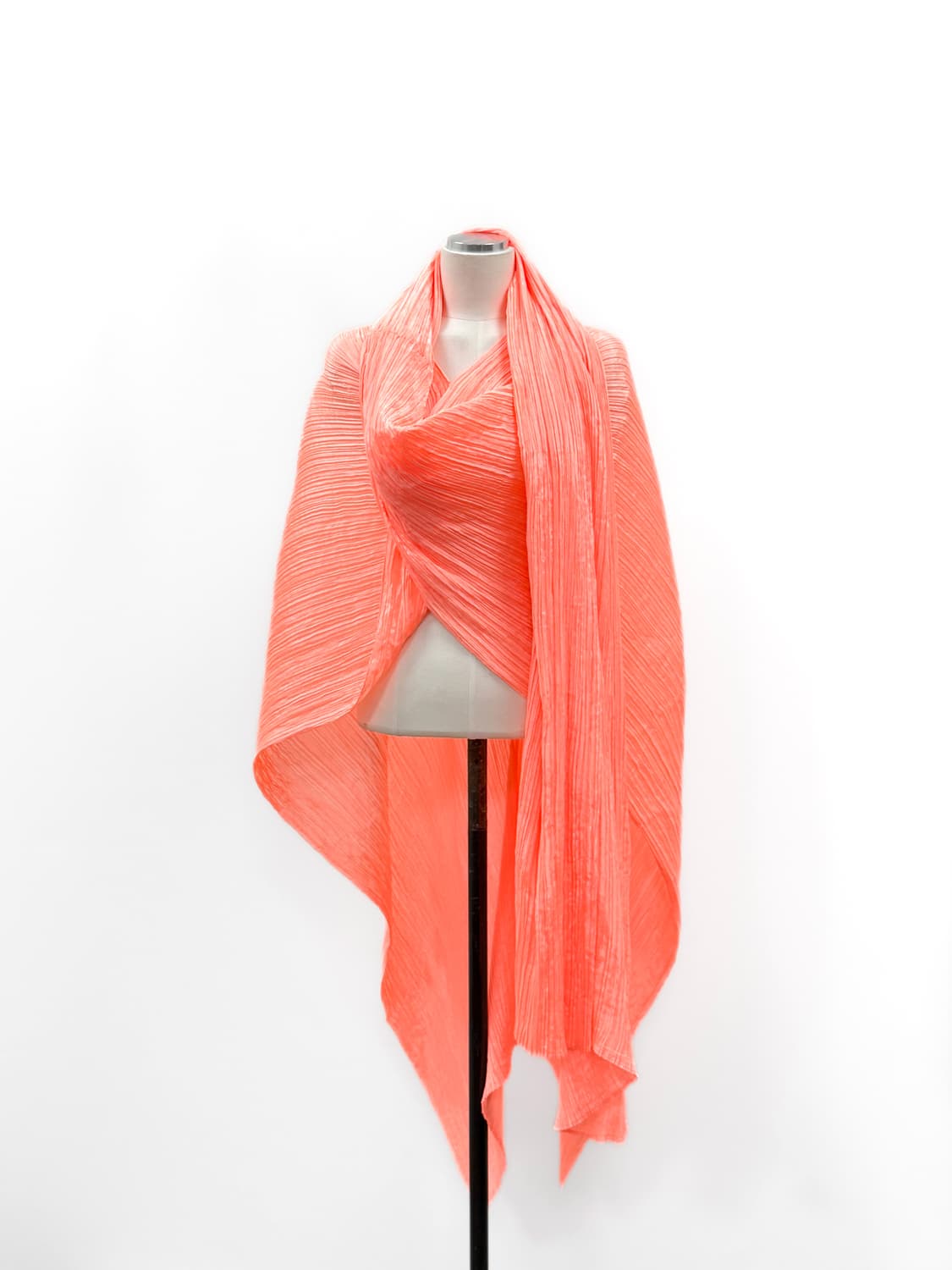 플리츠플리즈 네온 코랄 플리세 랩 케이프 상품이미지6