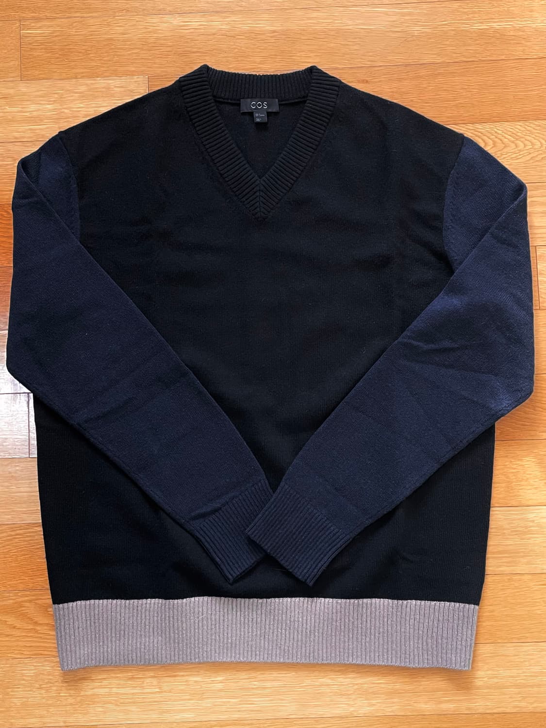 COS 브이넥 니트 s사이즈 상품이미지1